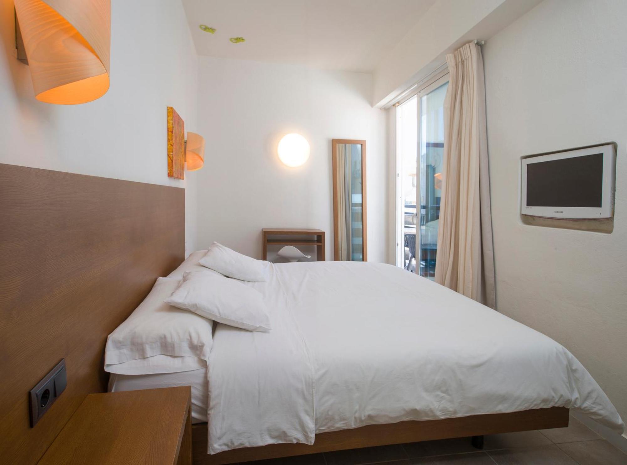 Es Mitjorn Hotel Sant Antoni de Portmany Dış mekan fotoğraf
