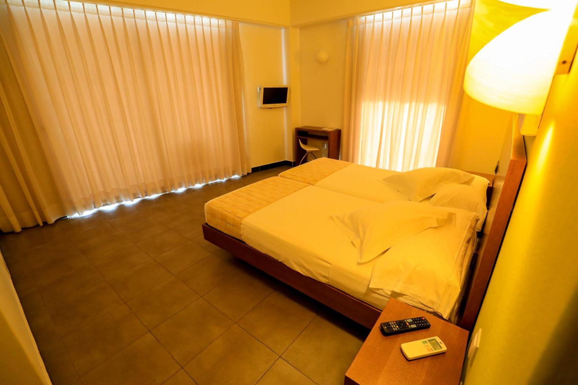 Es Mitjorn Hotel Sant Antoni de Portmany Dış mekan fotoğraf