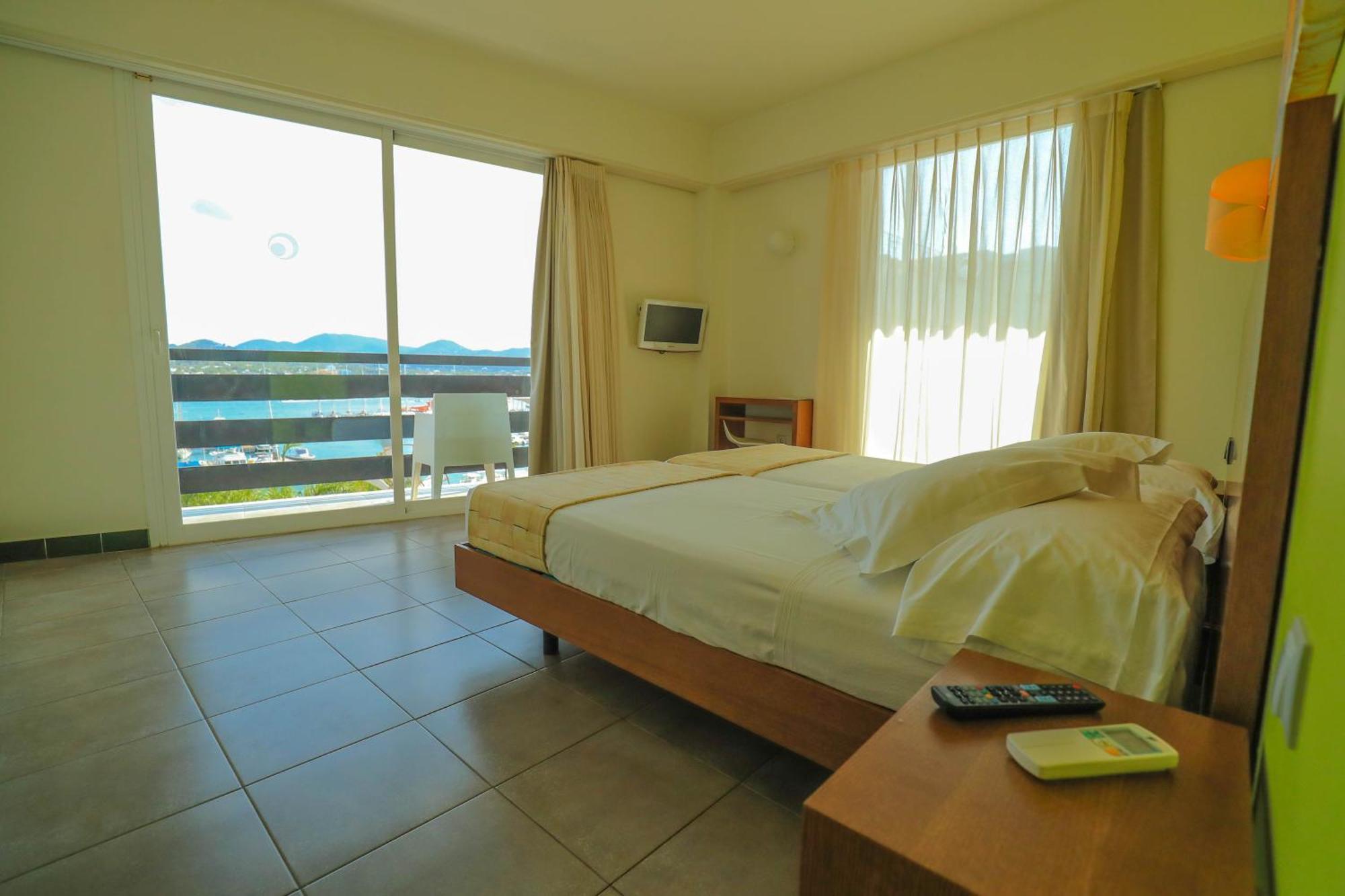 Es Mitjorn Hotel Sant Antoni de Portmany Dış mekan fotoğraf