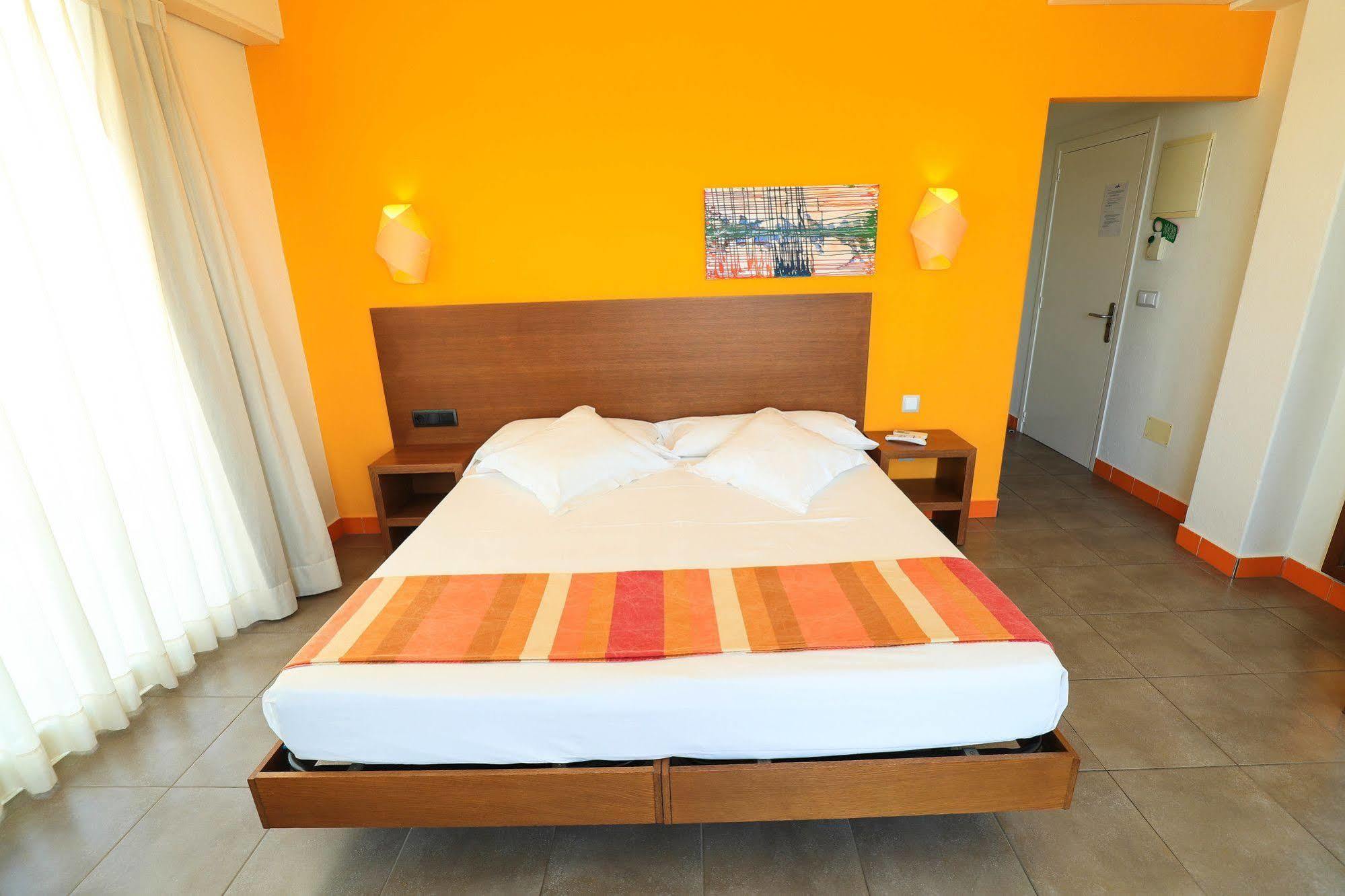 Es Mitjorn Hotel Sant Antoni de Portmany Dış mekan fotoğraf
